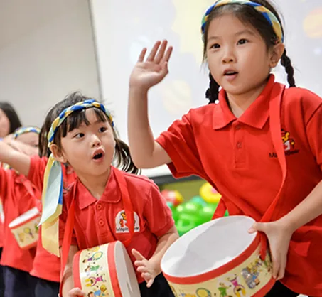 Alunos tocando tambor