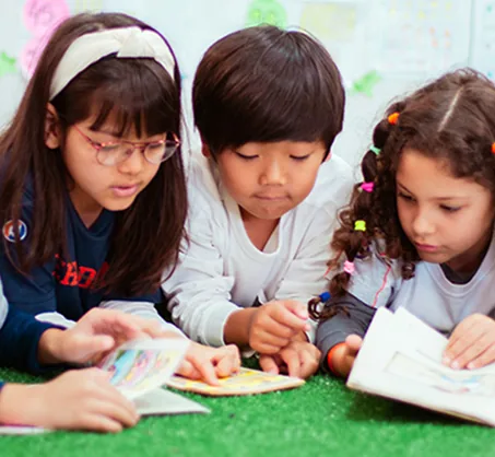 Alunos lendo