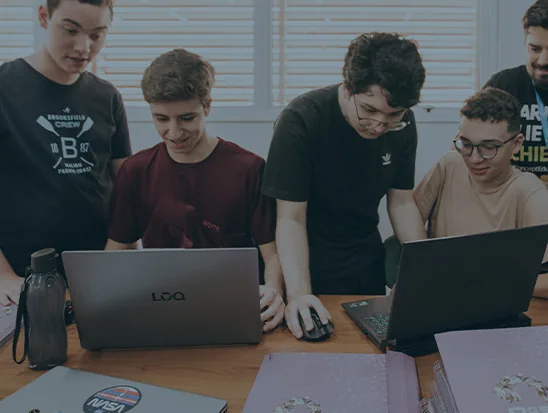 Alunos estudando no computador